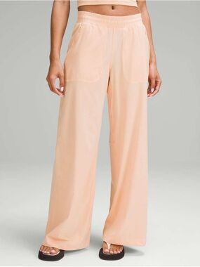 Lululemon Swift Mid-Rise Wide-Leg Pant
Peach Bellini size 6